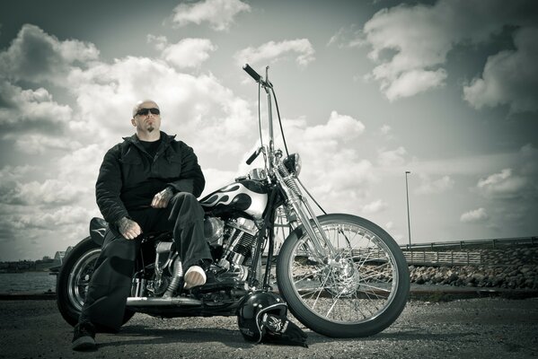 Homme tatoué sur un motard harley-davidson