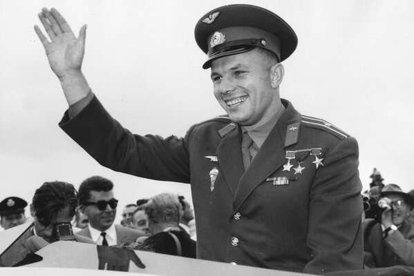 El héroe de la URSS Yuri Gagarin saluda al pueblo