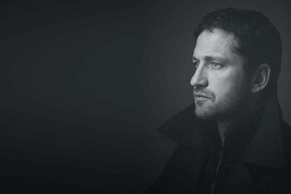 Foto von Gerard Butler im schwarzen Mantel