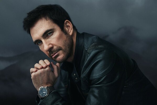 Photo de Dylan McDermott sur fond noir et gris