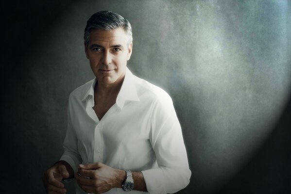 Hübscher Clooney im weißen Hemd