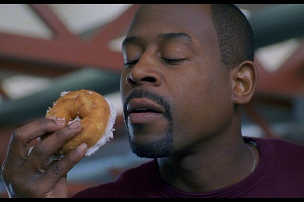 Photo de Martin Lawrence avec un beignet