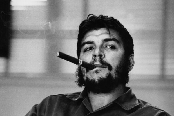 La revolución del Che Guevara con el humo acre del cigarro