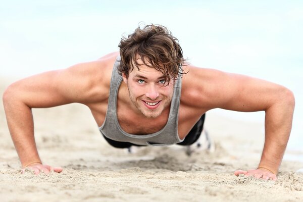 Mięśnie człowieka pushup na piasku