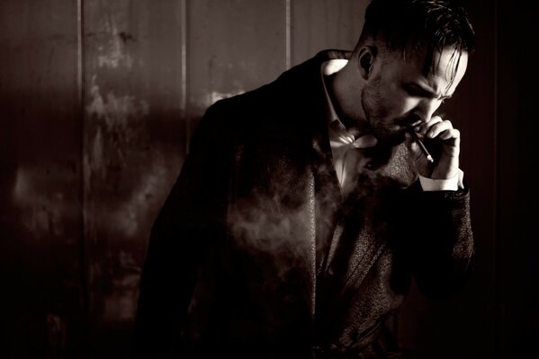 Aaron Paul mit einer Zigarette im Juli