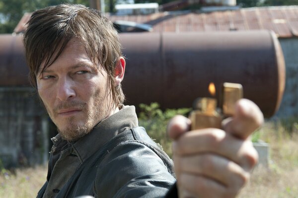 The gaze pierces the flame of the walking dead