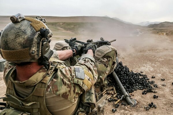 Soldat in Afghanistan schießt aus Maschinengewehr