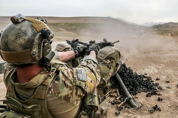 Un soldat en Afghanistan tire une mitrailleuse