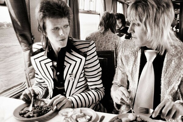 Dos cantantes cenan en un tren