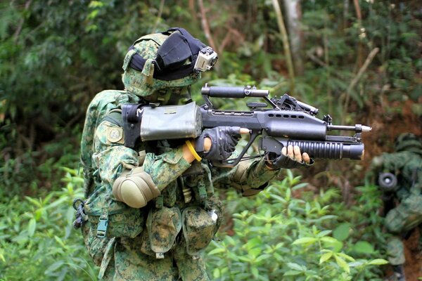 Soldaten mit Waffen bereiten sich darauf vor, zu schießen