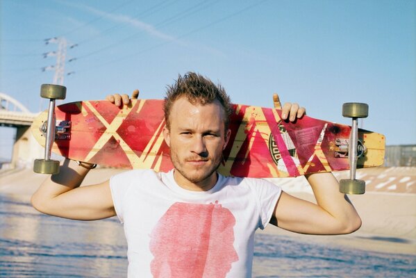 El actor Heath Ledger con una patineta