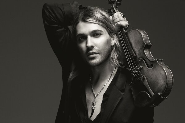 Muzyk David Garrett ze skrzypcami w ręku