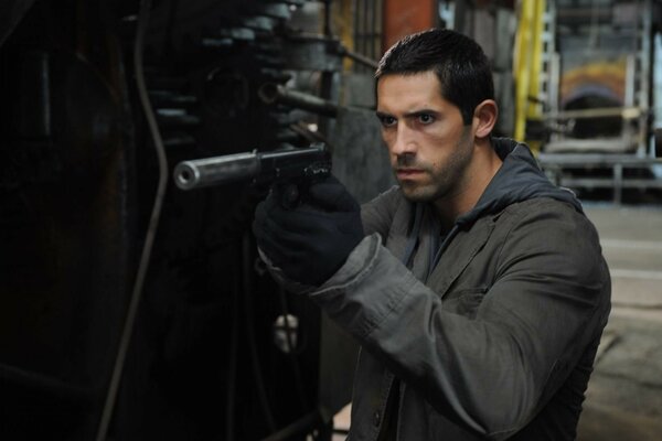 El actor Scott Adkins con un arma