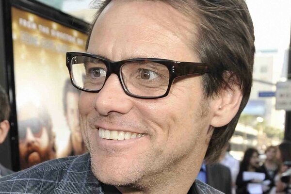 Ritratto dell attore Jim Carrey con gli occhiali