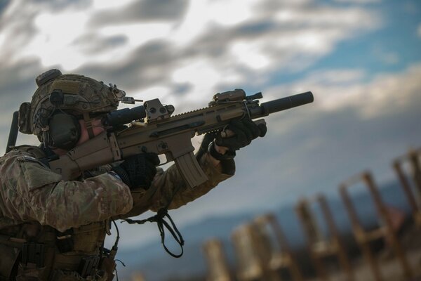 Soldat mit Maschinengewehr auf verschwommenem Hintergrund