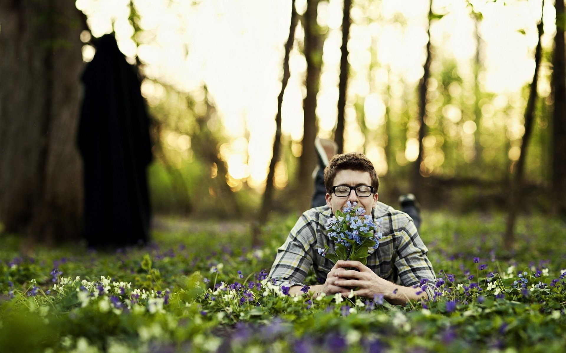 fond homme forêt fleurs