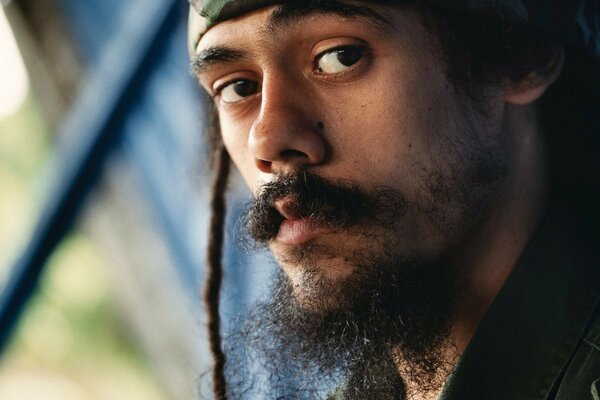 Retrato de un hombre con rastas y bigote