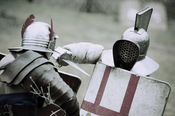 Batalla de gladiadores en armadura con espadas