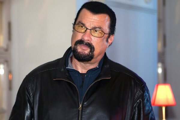 Der berühmte Schauspieler Steven Seagal, der auch ein Musiker und Regisseur ist