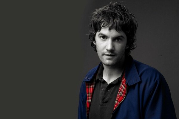 Jim Sturgess retrato sobre fondo gris