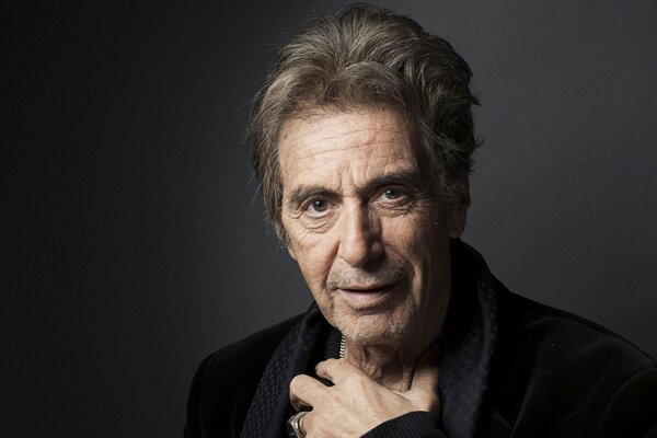 Al Pacino attore e regista con i capelli grigi