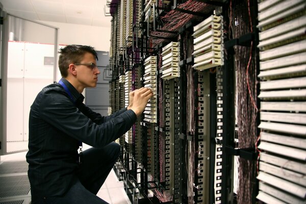 Guy ingénieur au service du serveur