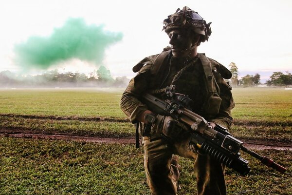 Soldat mit Waffen auf dem Schlachtfeld