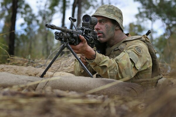 Sniper avec fusil. Sniper en embuscade