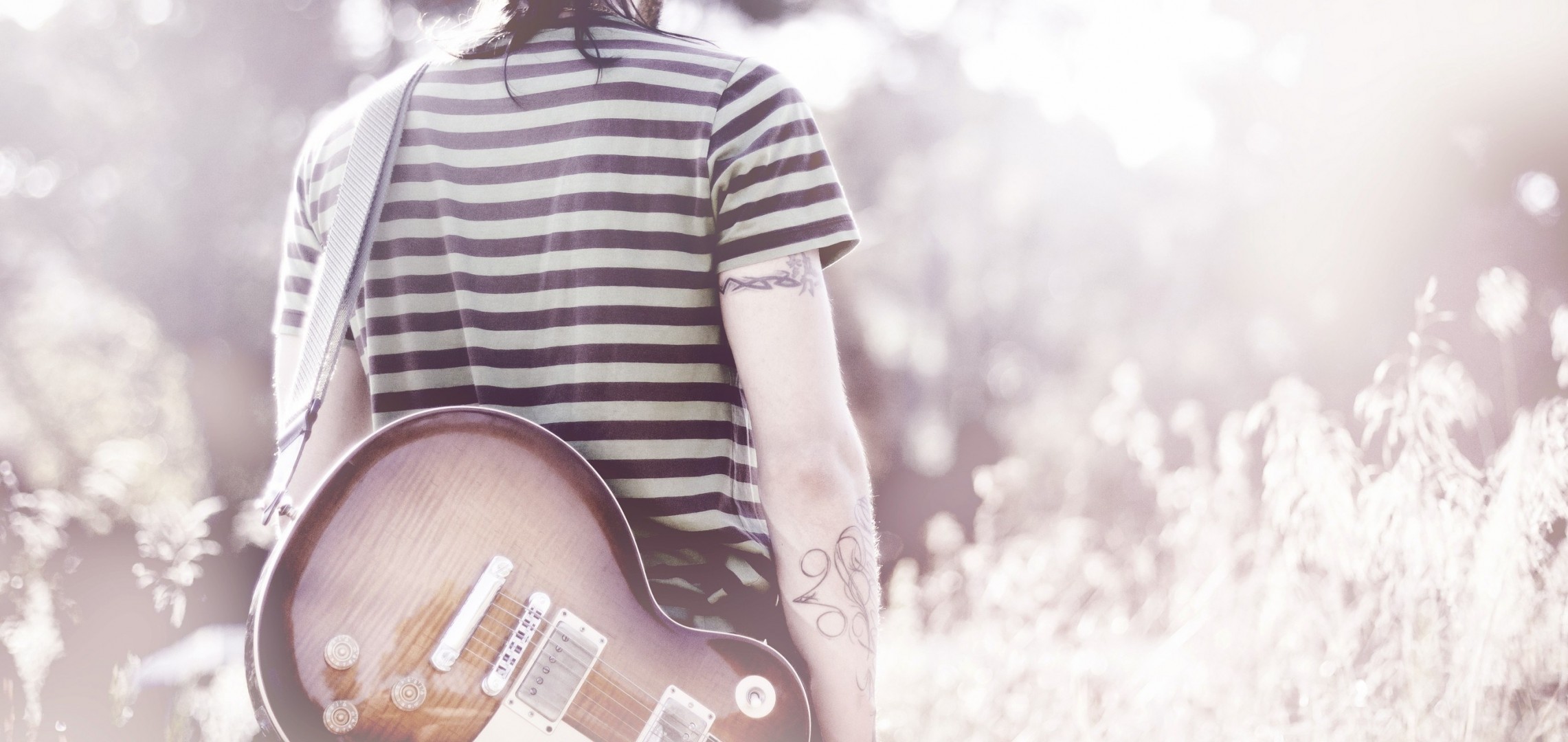 guitarra tatuaje moe música