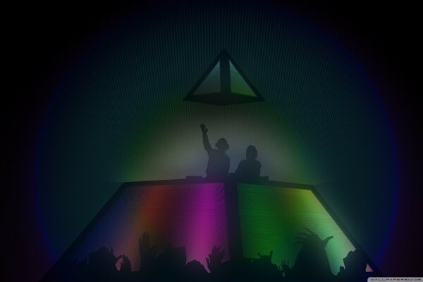 Punk koncert i scena w kształcie piramidy