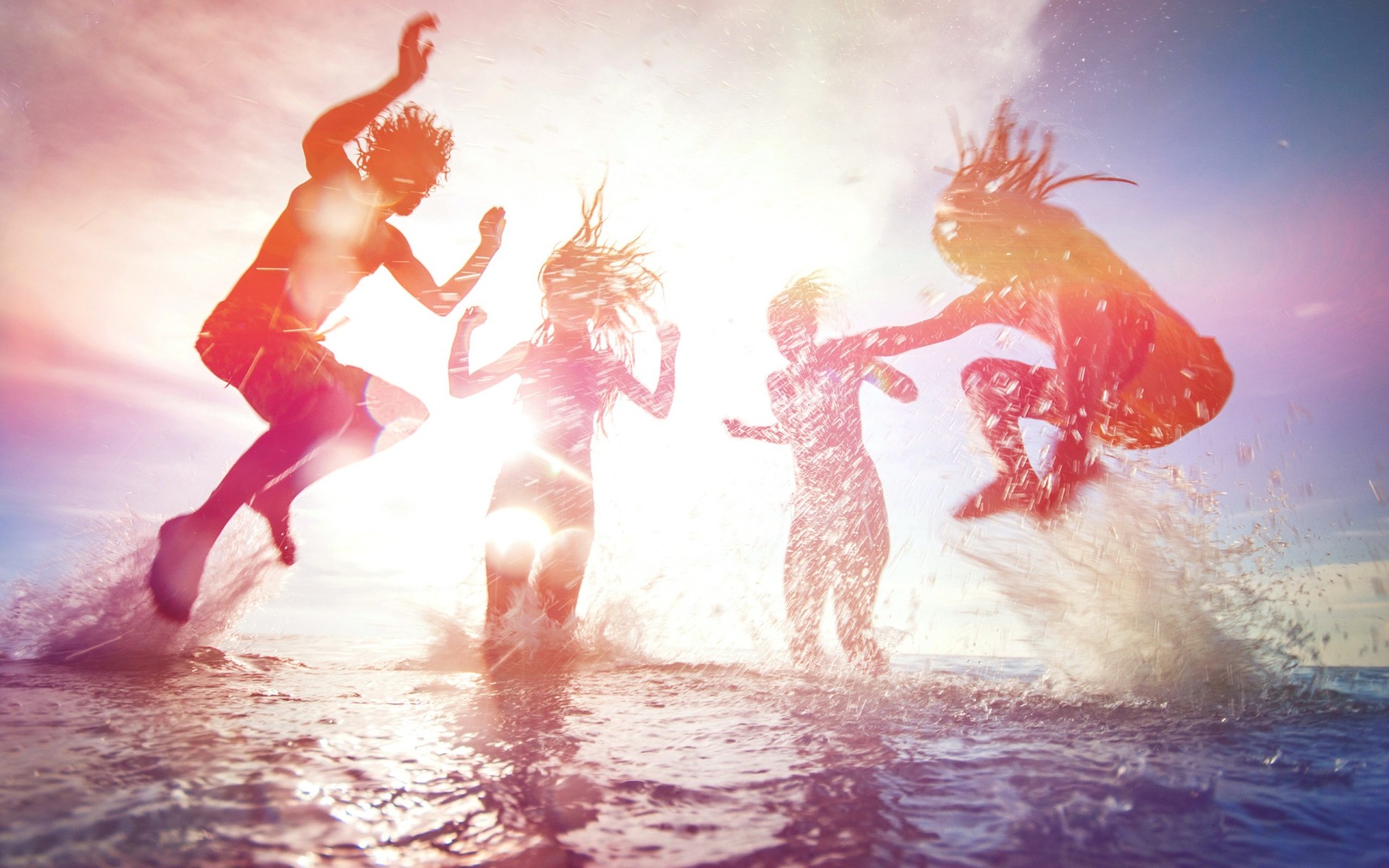 ragazzi vacanze cielo abbronzatura persone spiaggia luce giugno salto amici estate oceano schiuma bomboletta spray acqua sole gioia divertimento agosto immersioni urla comunicazione salto ragazze nuoto mare umore luglio