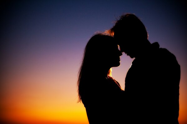 Feliz pareja frente al cielo de la noche