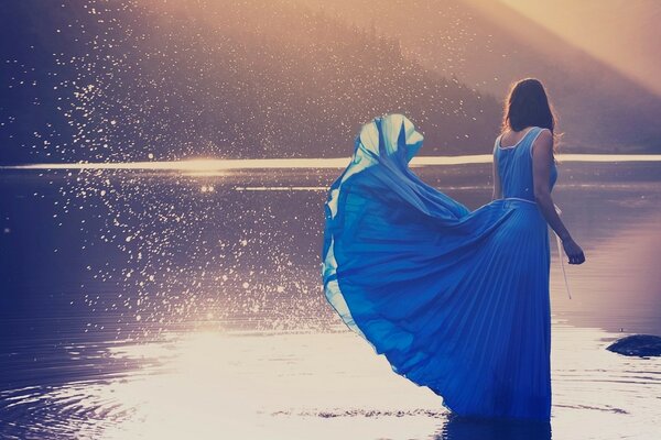 Dziewczyna w Kolorze Niebieskim. Rzeka i słońce