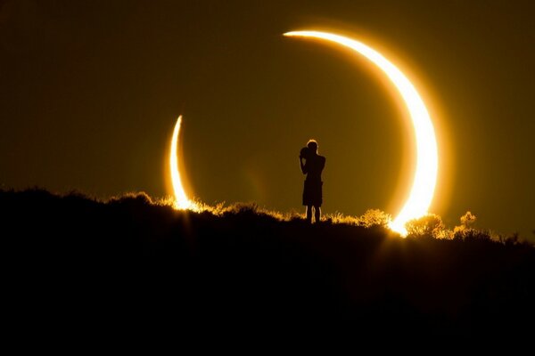 Silueta en el fondo de un Eclipse solar