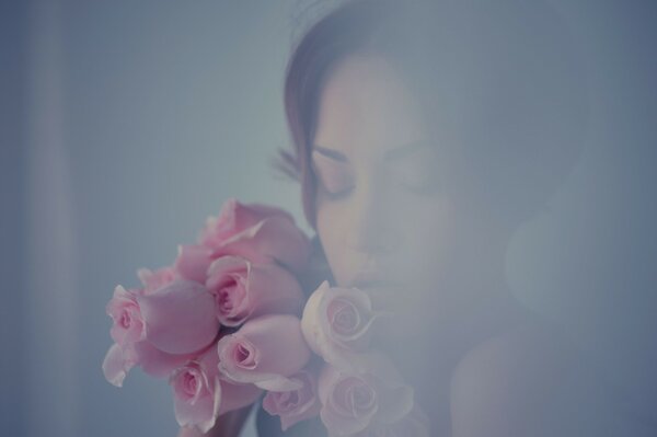 Foto delicata di una ragazza con un mazzo di fiori