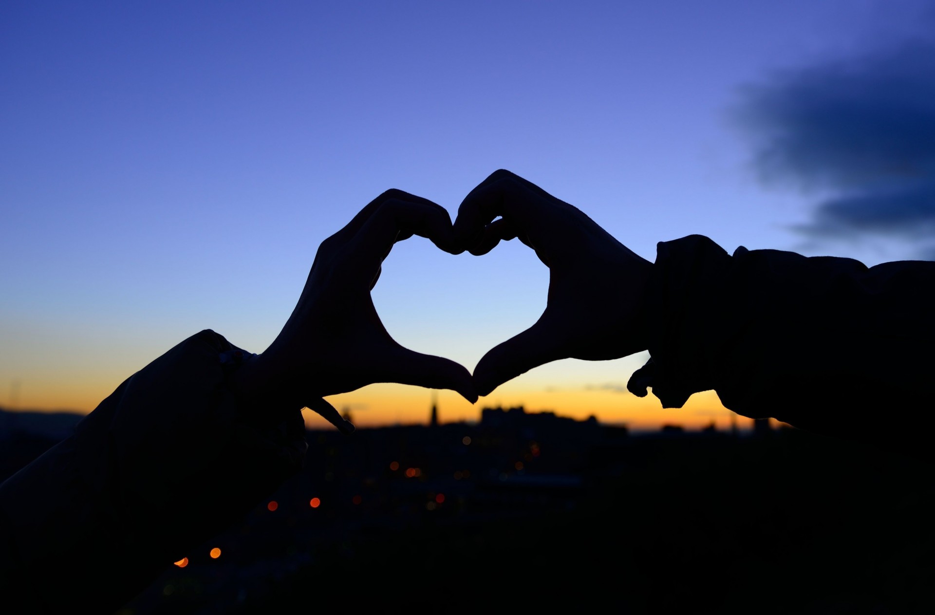 amor chica puesta de sol estado de ánimo corazón fondo sentimientos fondo de pantalla manos silueta desenfoque