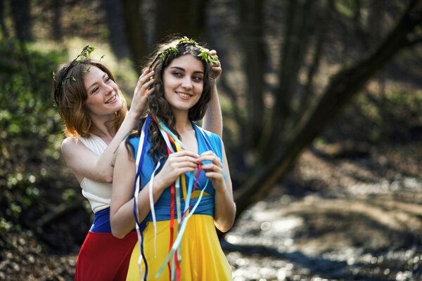 Una ragazza veste l altra in natura