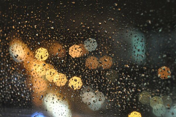 Lluvia fuera de la ventana salpicaduras en la ventana