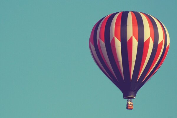 Воздушный шар на фоне голубого неба
