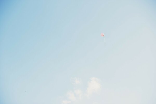 Bola rosa en el cielo azul