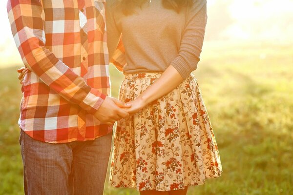 Pareja de enamorados tomados de la mano en medio de la naturaleza