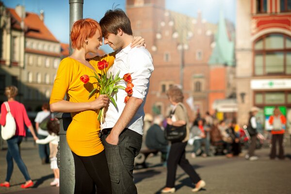 Couple d amoureux au milieu de la ville