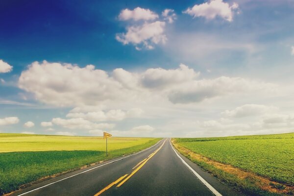 Der Weg ins Feld. Landschaft. Kumuluswolke