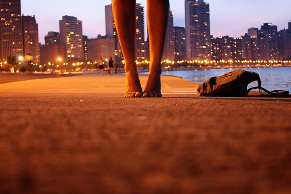 Pies descalzos en la playa de la tarde