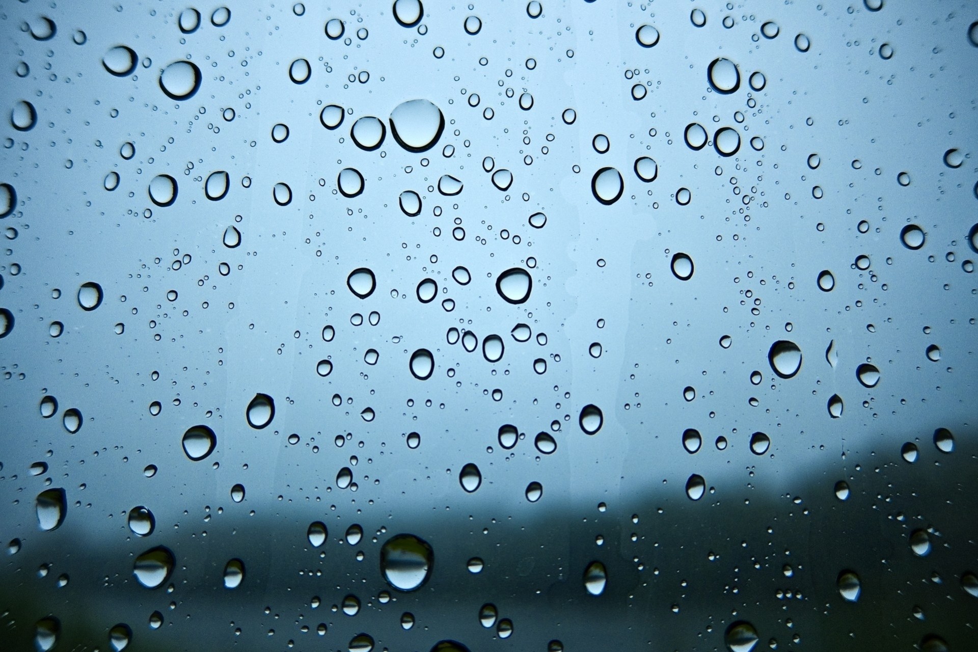 Живые обои капли. Обои дождь. Живые обои дождь. Обои на рабочий стол дождь. Капли дождя на стекле.
