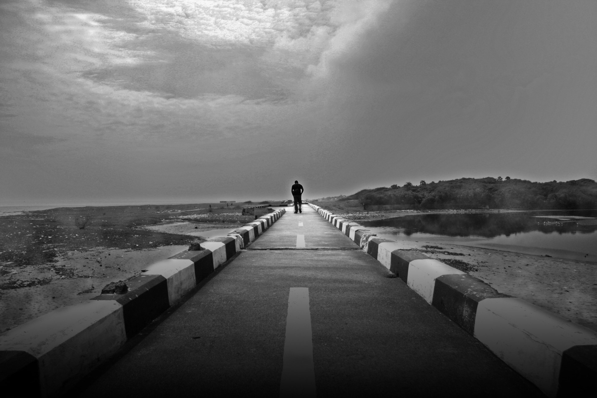 hombrecito blanco y negro puente paseo