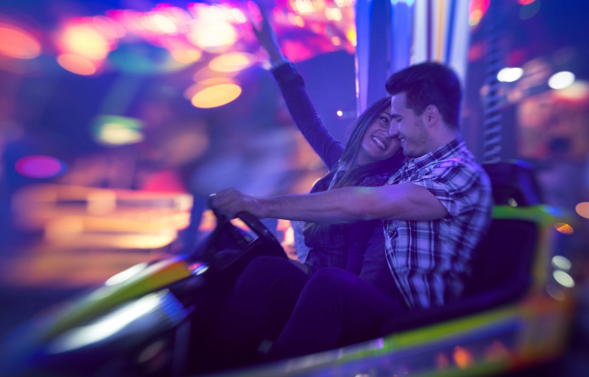 maschine lichter glück freude mädchen stimmung tapete hintergrund ruhe warm nacht brünette auto paar mann unschärfe emotionen