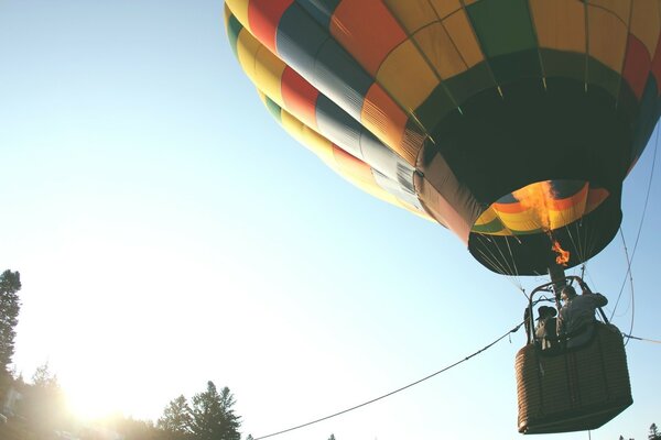 Ein heller Ballon wird zum Fliegen geschickt