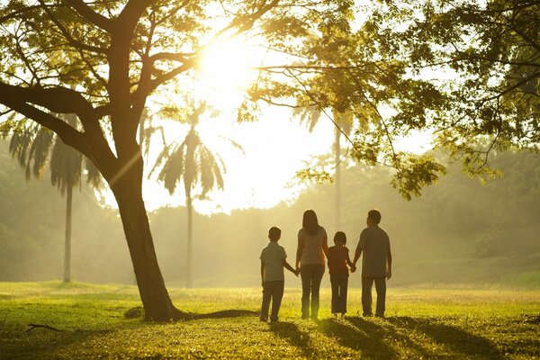 Familie mit Kindern im Urlaub im Wald