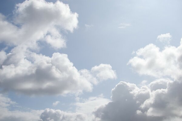 El cielo en las nubes hermoso día